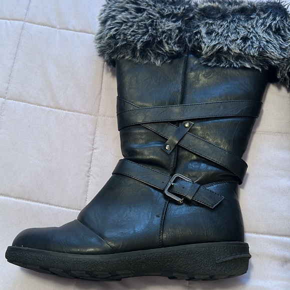 Comfy Moda Canada winter boots. - Picture 2 of 10